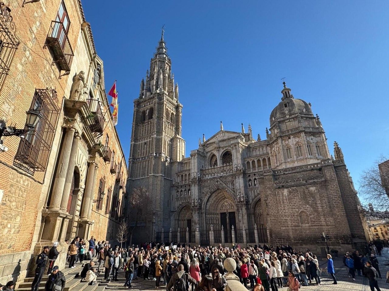 Asistentes a la concentración en la Plaza del Ayuntamiento de Toledo contra el proyecto de reurbanización del Valle
