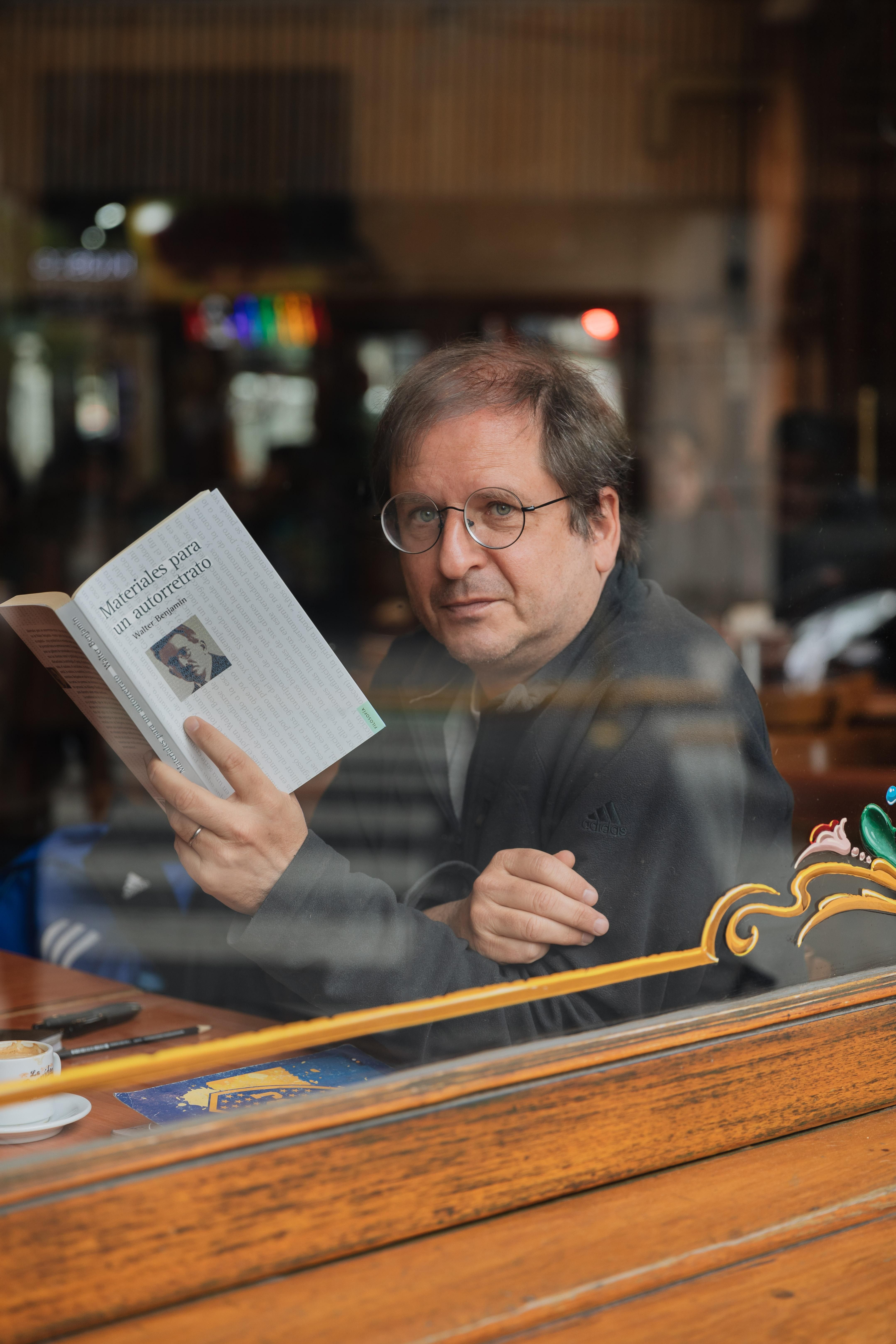 Kohan también es docente en la Universidad de Buenos Aires, donde enseña Teoría Literaria, y en la Universidad Nacional de las Artes.