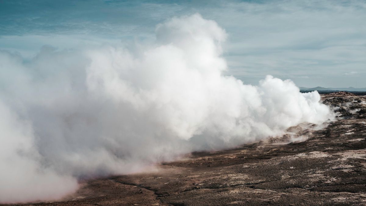 Vapor geotérmico que emana del terreno islandés