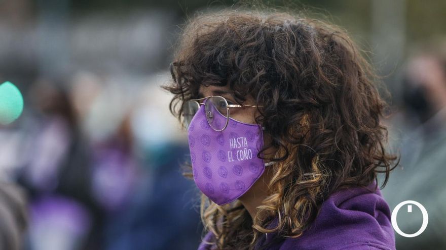 Una asistente a la concentración simbólica del 8M en Córdoba