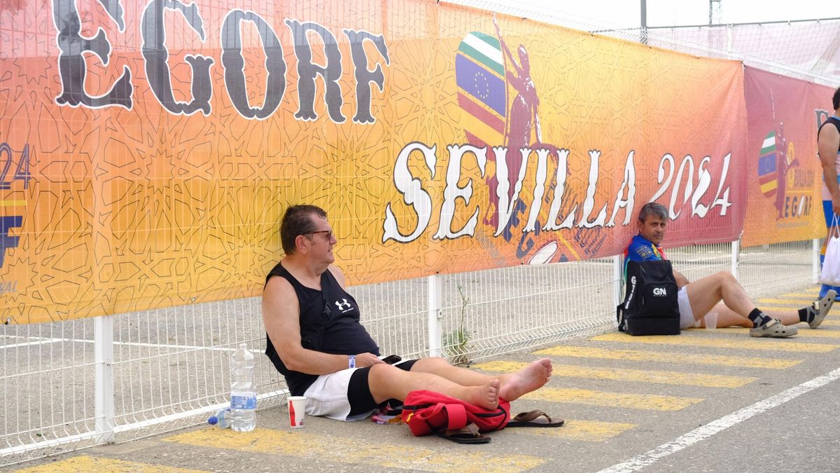 Los jugadores descansan como pueden entre partidos