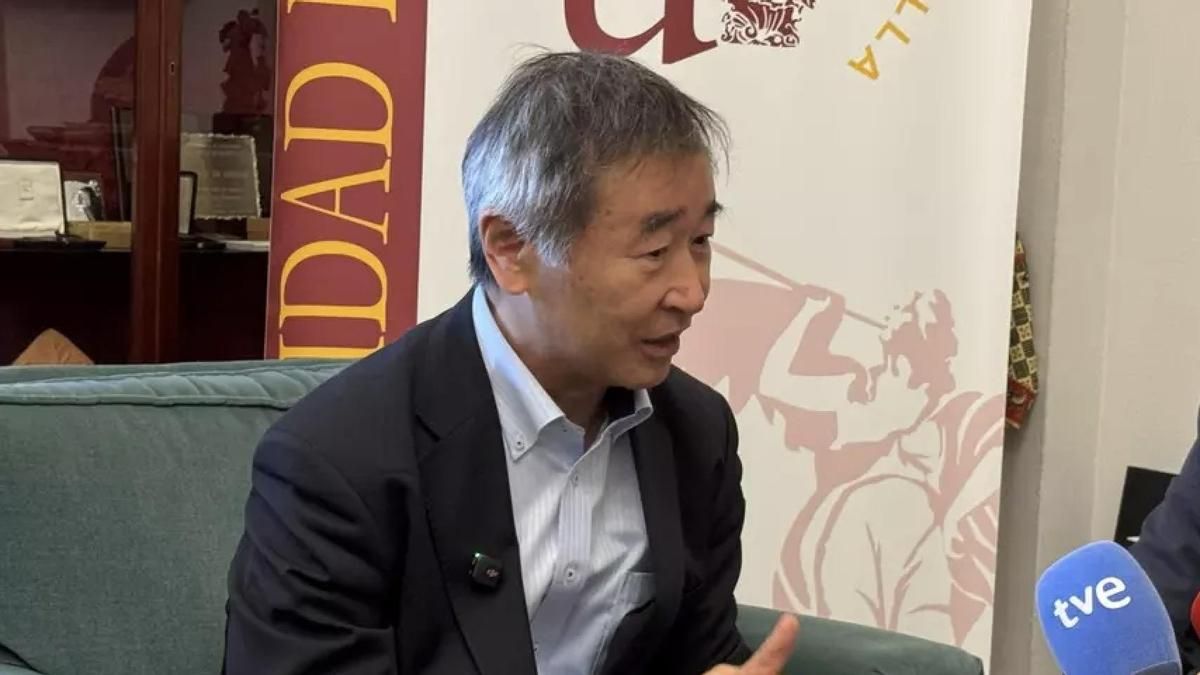 El premio Nobel Takaaki Kajita asiste a la puesta marcha en El Roque de los cuatro telescopios LST de  rayos gamma