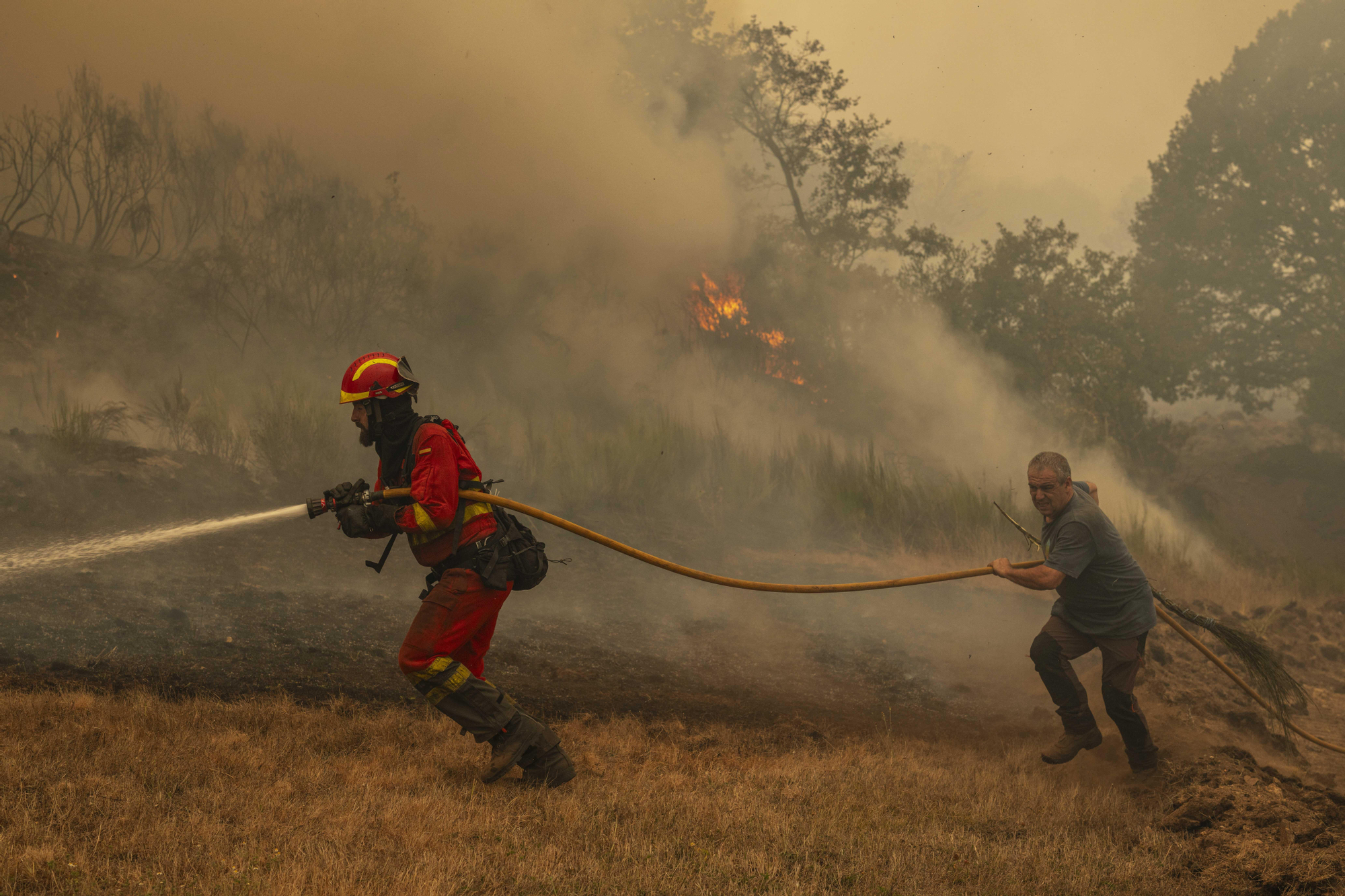 Servicios de extinción intentan controlar las llamas