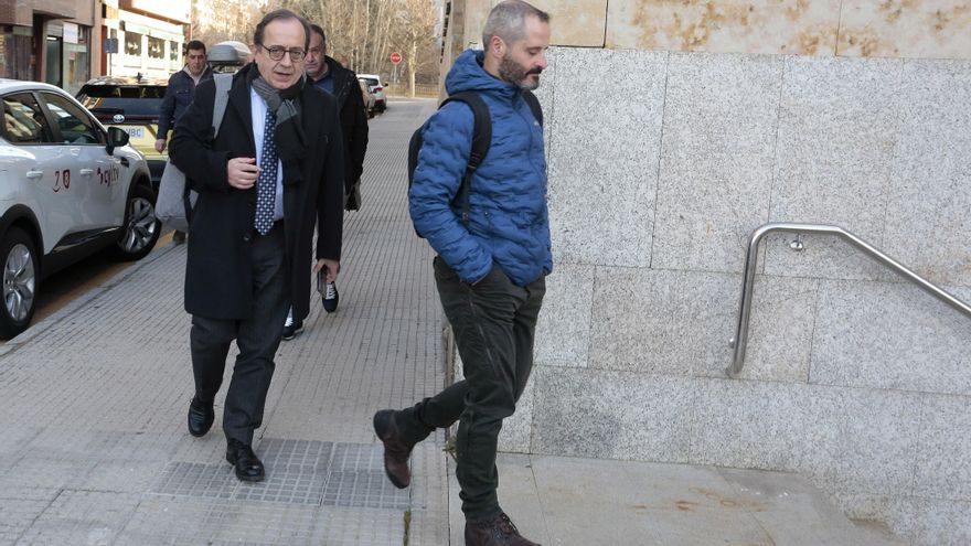 El vigilante de primera Carlos Conejo Lombas entrando al juicio por el accidente minero del Pozo Emilio del Valle.