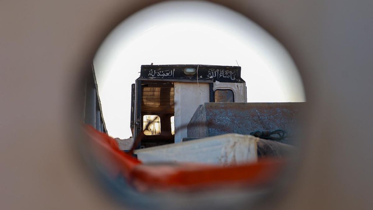 'Gracias a Dios', puede leerse en muchas de las pateras amontonadas en el vertedero de la isla.