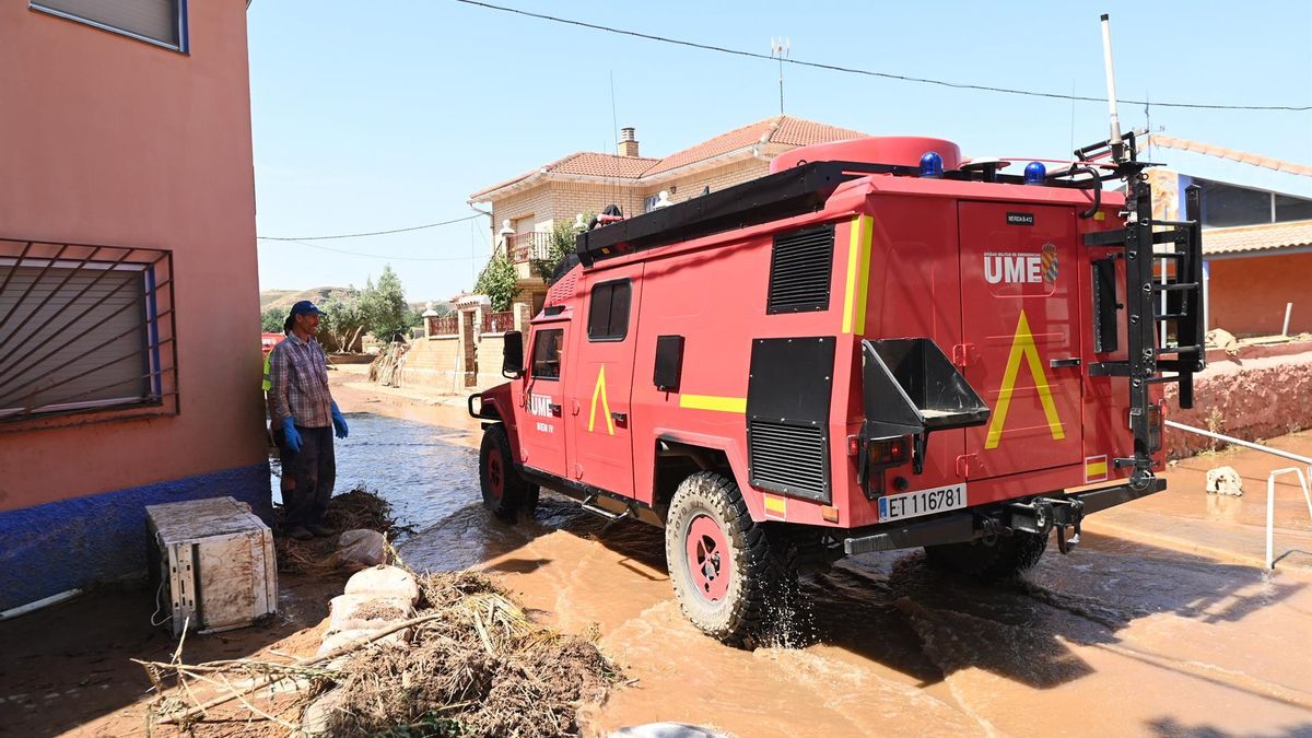 Efectivos de la Unidad Militar de Emergencias (UME) realizan labores de limpieza y desescombro por las inundaciones, a 17 de junio de 2025, en Azuara, Zaragoza (España).