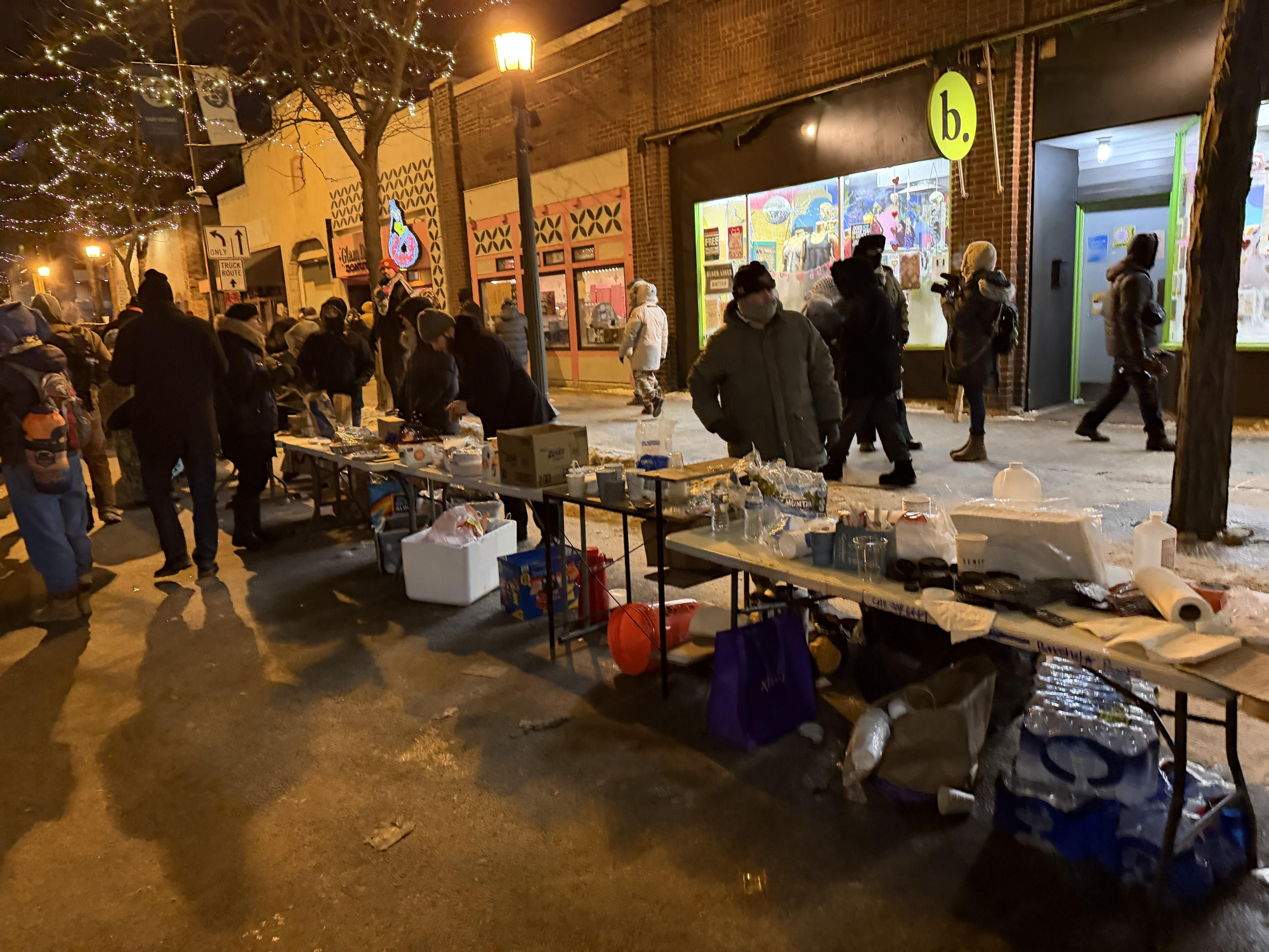 Personas ofreciendo víveres a las personas que protestan por el asesinato de Alex Pretti, en Minneapolis, el 26 de enero de 2026.