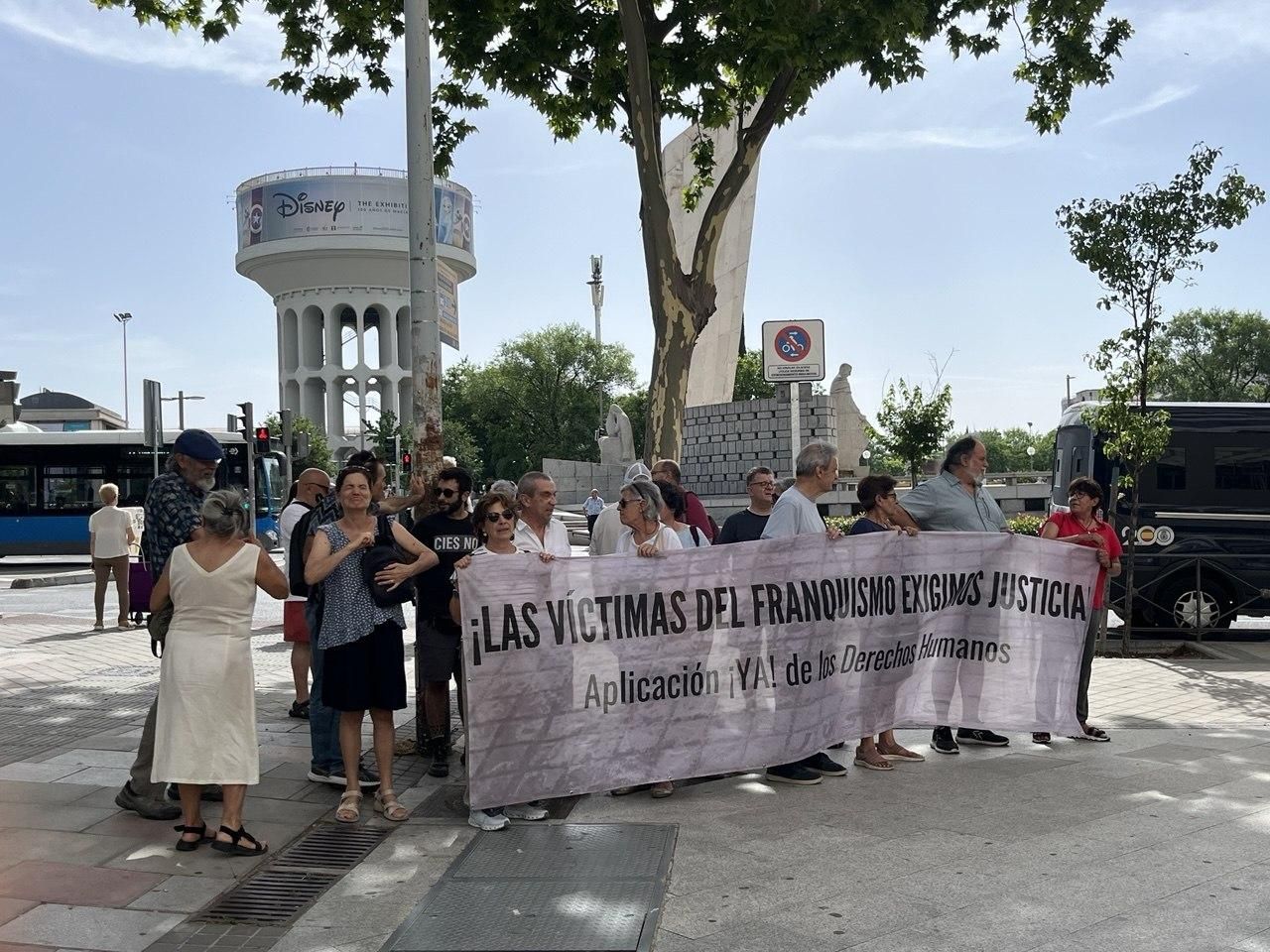 Miembros de Ceaqua y de asociaciones de víctimas del franquismo arropan a Carlos Serrano a las puertas del juzgado.