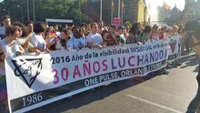 La pancarta de COGAM homenajea a las víctimas de la homofobia en Orlando | @dosmanzanas