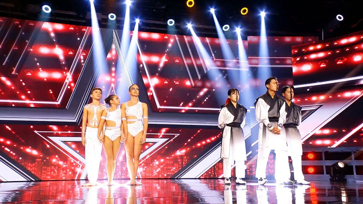 El grupo de baile AM Dance Studio (izquierda) junto a los integrantes de Ssaulabi
