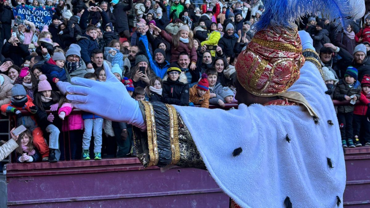 Los Reyes Magos ya están en Logroño: así ha sido el aterrizaje en helicóptero en Las Gaunas