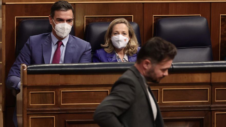 El portavoz de ERC en el Congreso, Gabriel Rufián, pasa por delante del presidente del Gobierno, Pedro Sánchez, y la vicepresidenta primera del Gobierno y ministra de Asuntos Económicos y Transformación Digital, Nadia Calviño.