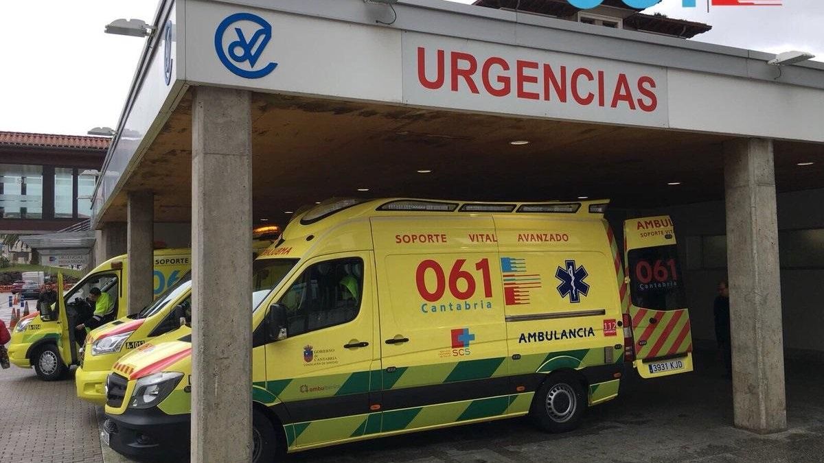 Ambulancias aparcadas en las Urgencias de Valdecilla.