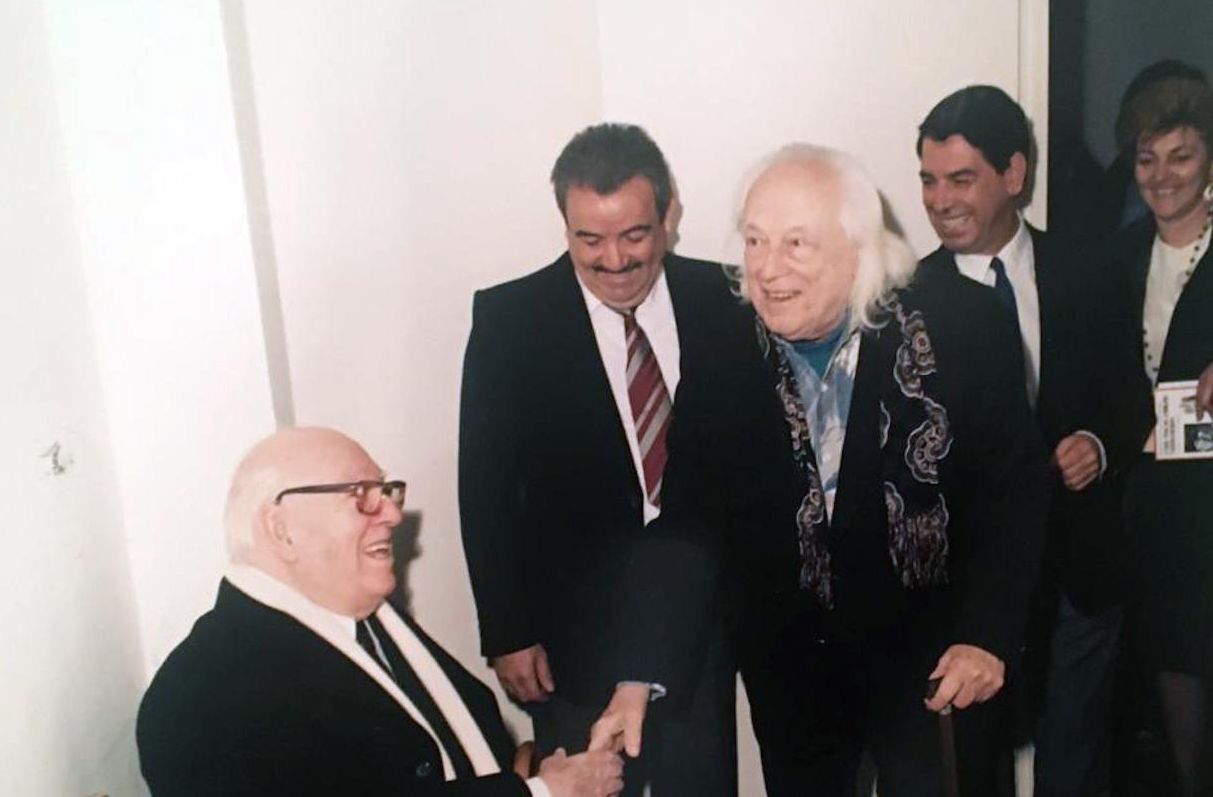 Ontañón saluda a Alberti, en la presentación de las memorias del escenógrafo