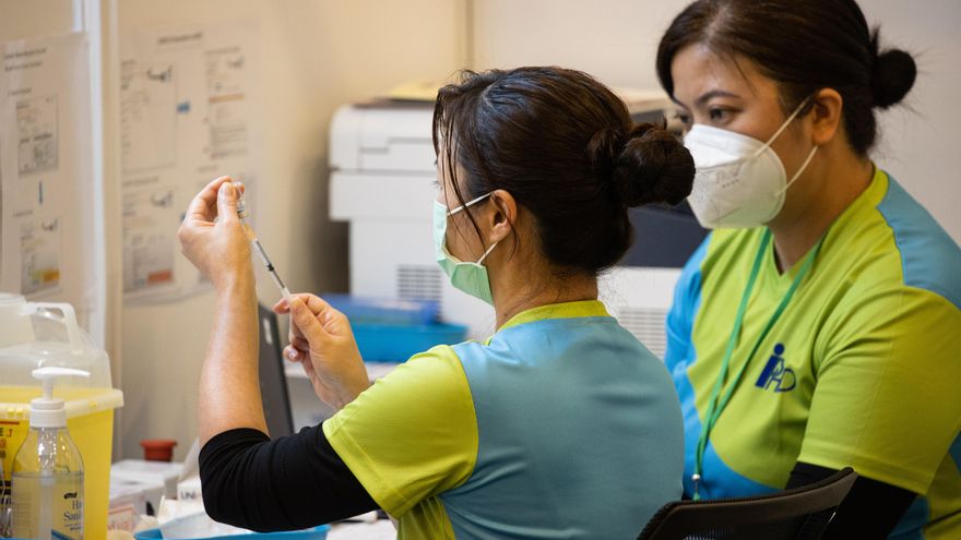 Un médico prepara una dosis de una vacuna contra la COVID-19 en el Centro Comunitario de Vacunación establecido en Hong Kong, China.EFE/EPA/JEROME FAVRE/Archivo