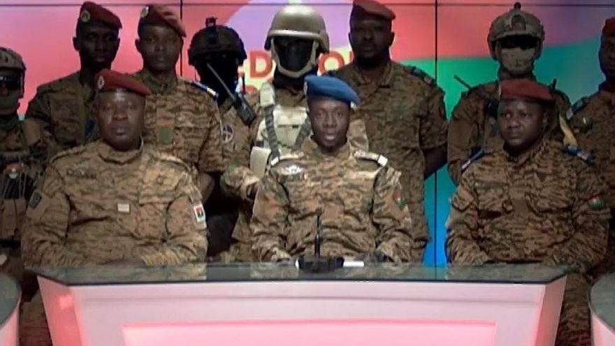 Los militares toman el poder en Burkina Faso y disuelven el Gobierno y el Parlamento