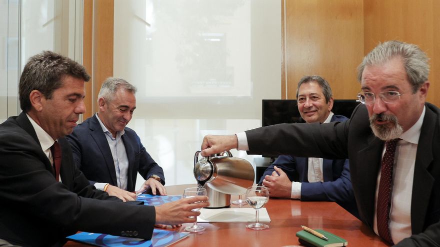 Imagen del pasado martes, día 13, en la que el candidato del PP a la Presidencia de la Generalitat, Carlos Mazón (i), acompañado del director de su campaña electoral, Miguel Barrachina (2º i), mantienen una reunión con el candidato de Vox, Carlos Flores (d), acompañado por el extorero Vicente Barrera. EFE/Manuel Bruque