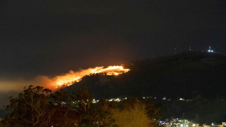 Un incendio forestal activo en Cantabria.