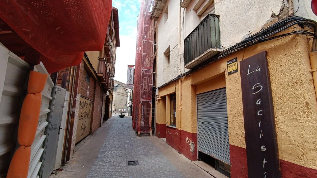 El inmueble en peligroso estado se sitúa al lado del bar La Sacristía y la iglesia del Mercado.