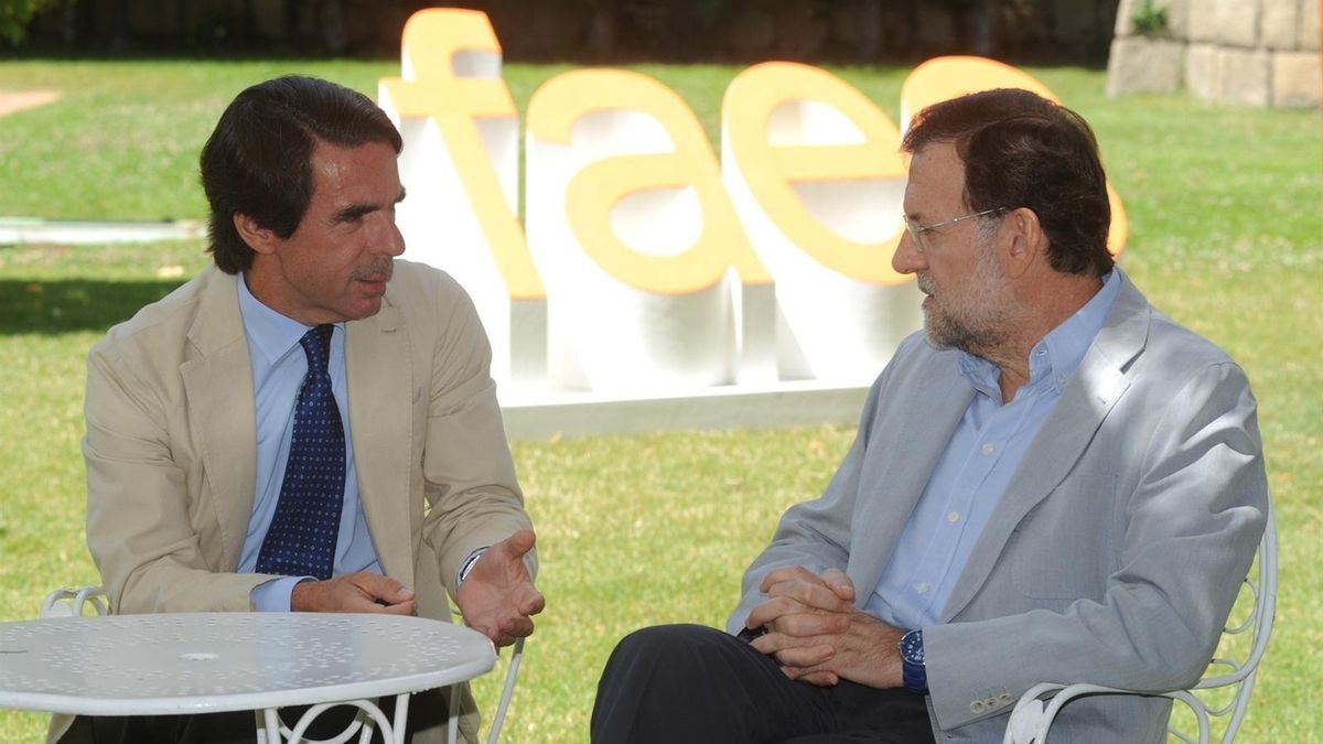 Aznar y Rajoy conversan durante la celbración del Campus FAES