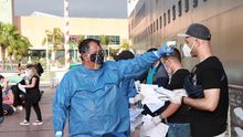 Fotografía cedida este sábado, por la Secretaria de Gobernación (Segob), que muestra a personal sanitario recibiendo a turistas que estuvieron varados en el crucero Koningsdam, en Puerto Vallarta Jalisco (México).