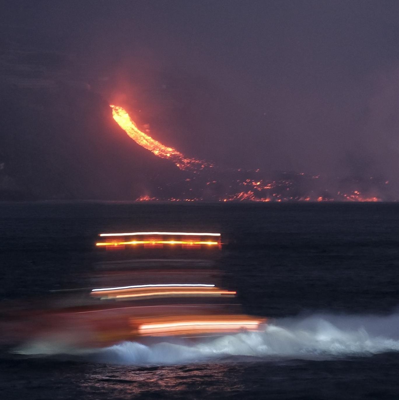 Colada cayendo al mar y formando un delta incandescente de más de 500 metros de ancho y 40 de alto
