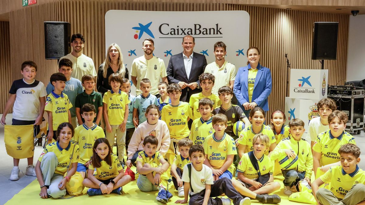 CaixaBank celebra un encuentro con jugadores de la UD Las Palmas en la oficina ‘all in one’ Gran Canaria