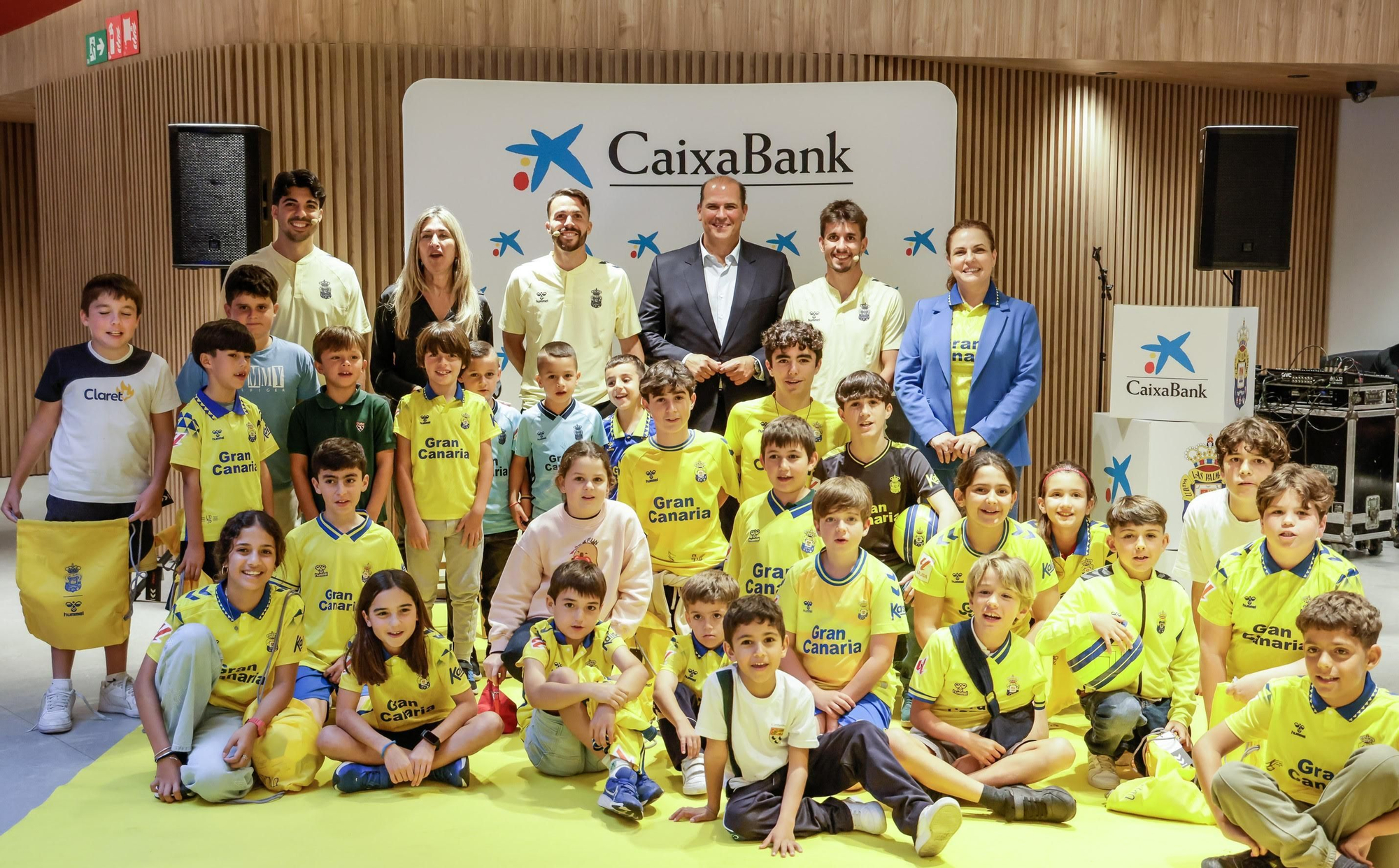 CaixaBank celebra un encuentro con jugadores de la UD Las Palmas en la oficina ‘all in one’ Gran Canaria.