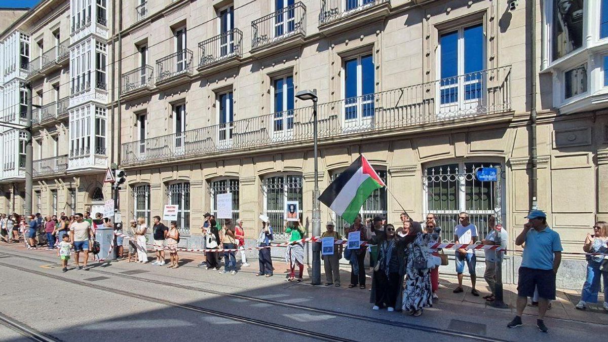 Una cadena humana rodea el Parlamento Vasco para exigir que "se rompan relaciones" con Israel