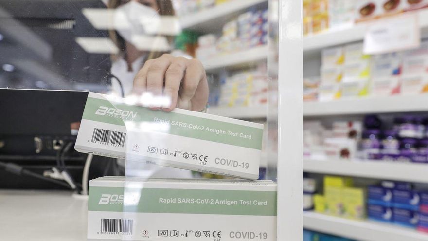 Una caja con test de antígenos contra la COVID-19 en una farmacia. Rober Solsona/ Europa Press