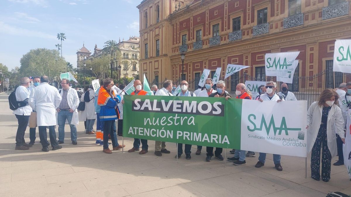Concentración del Sindicato Médico Andaluz frente al Palacio de San Telmo