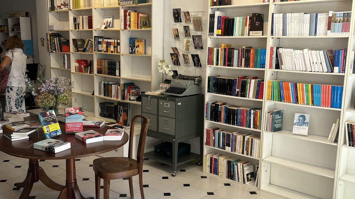 La renovada estética y distribución de la Librería Italiana, en el número 47 de la calle Modesto Lafuente de Chamberí.