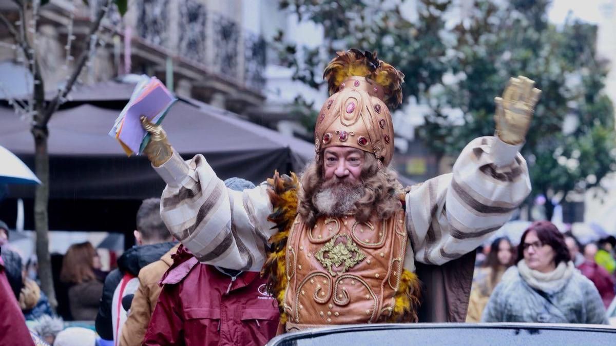 Gaspar saluda desde un coche en Vitoria