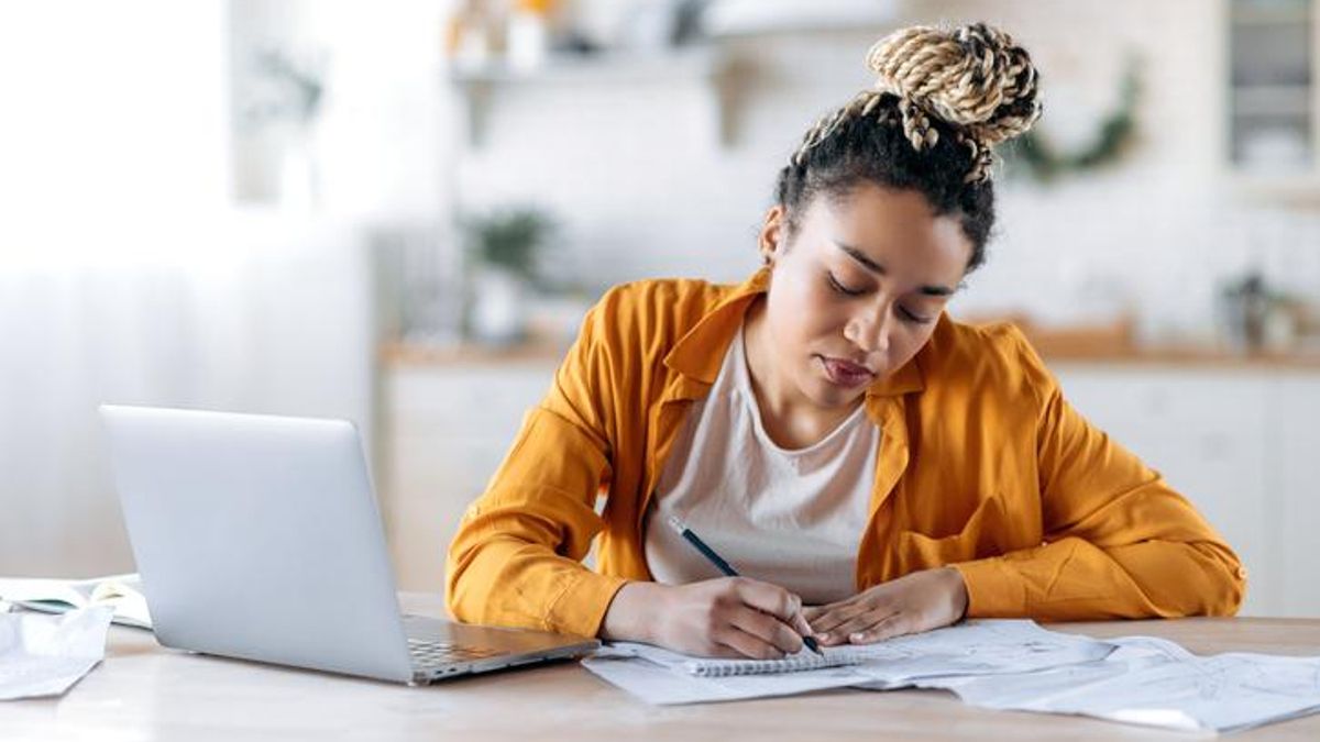 Una estudiante completa su formación a distancia.