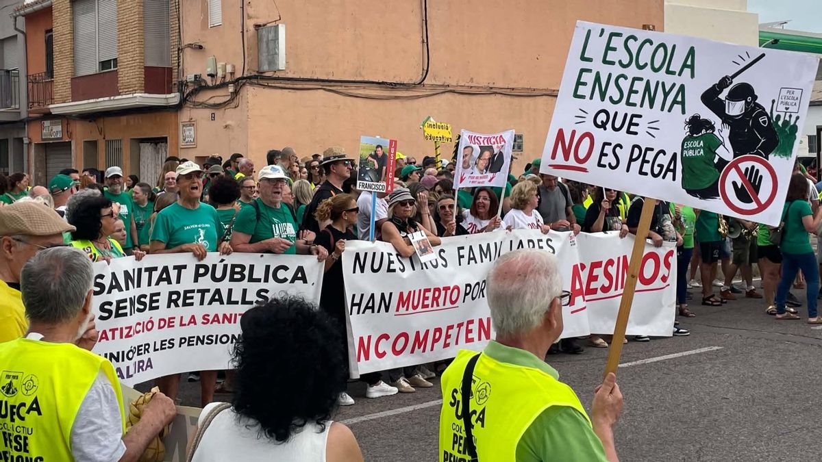 Profesores y víctimas de la dana protestan ante el acto de Feijóo en Sueca
