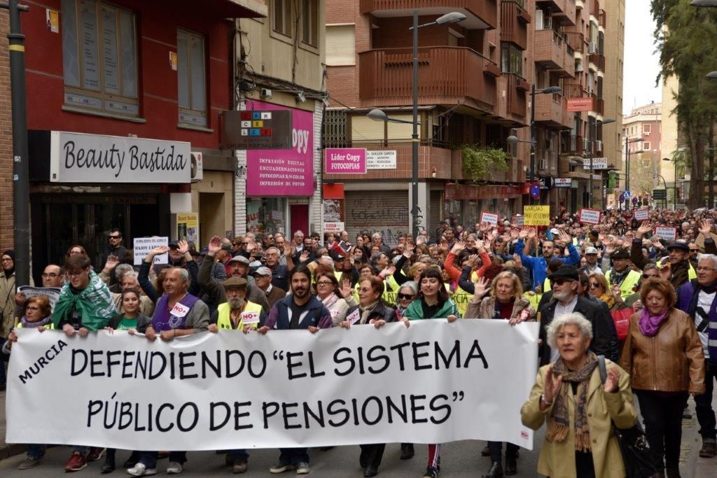 Manifestantes por unas pensiones dignas en calle Puerta Nueva en Murcia