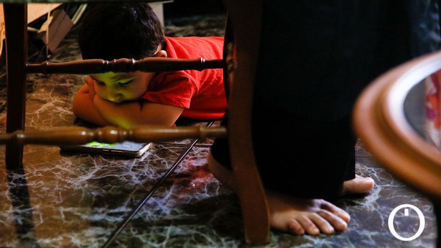 El hijo de Heba viendo un vídeo en el móvil
