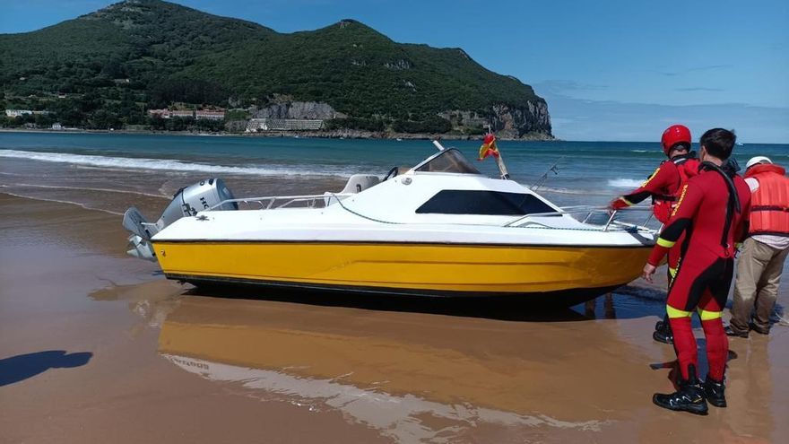 Barca encallada en la playa de Laredo