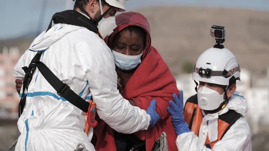 El muelle de Arguineguín albergó hasta 80 migrantes positivos en COVID sin condiciones
