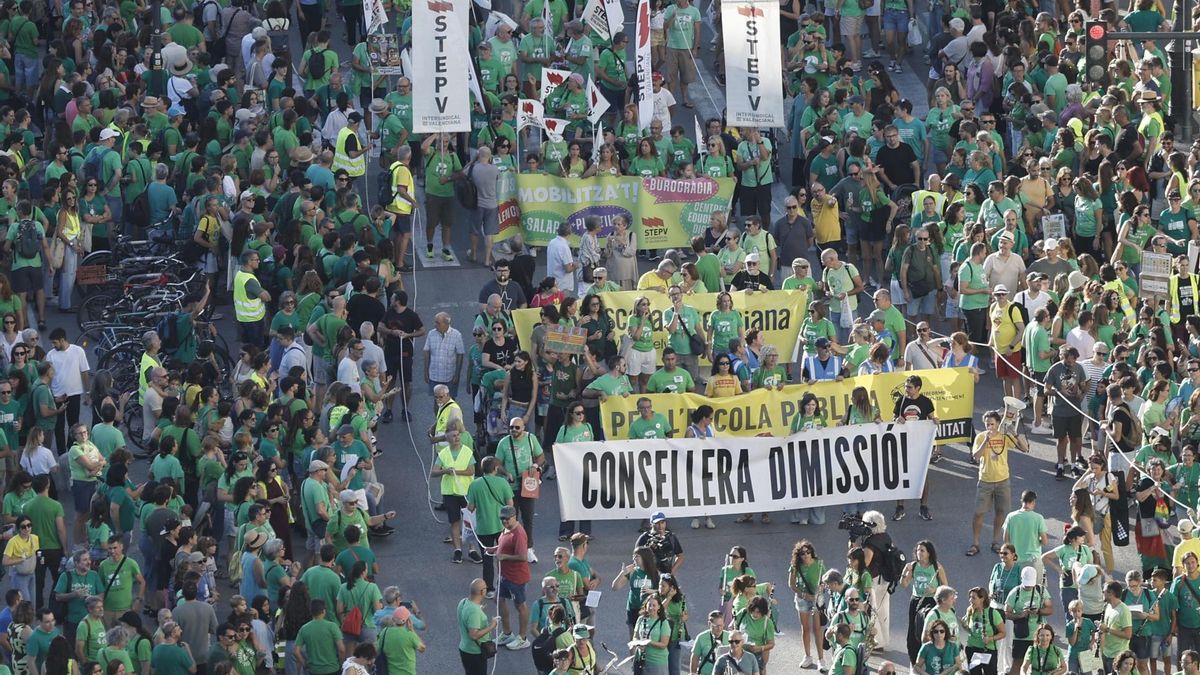 Miles de docentes y familias han salido a las calles de València este sábado.