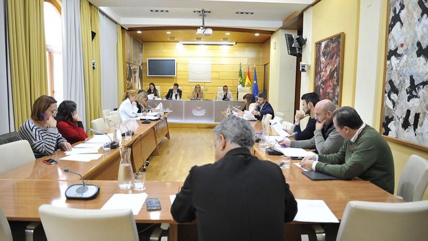 La oposición considera "insuficientes" las ayudas para los hosteleros ante el alza de los precios