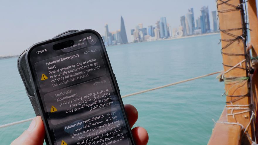 DOHA (Qatar), 28/02/2026.- Una captura de pantalla de un teléfono móvil muestra una alerta del Ministerio del Interior de Catar en la que se aconseja a la población que permanezca en sus casas y evite salir a menos que sea necesario, Doha, Catar, 28 de febrero de 2026. La advertencia se produjo en medio de un aumento de las tensiones regionales tras los ataques conjuntos de Estados Unidos e Israel contra Irán. (Catar) EFE/EPA/Hannibal Hanschke
