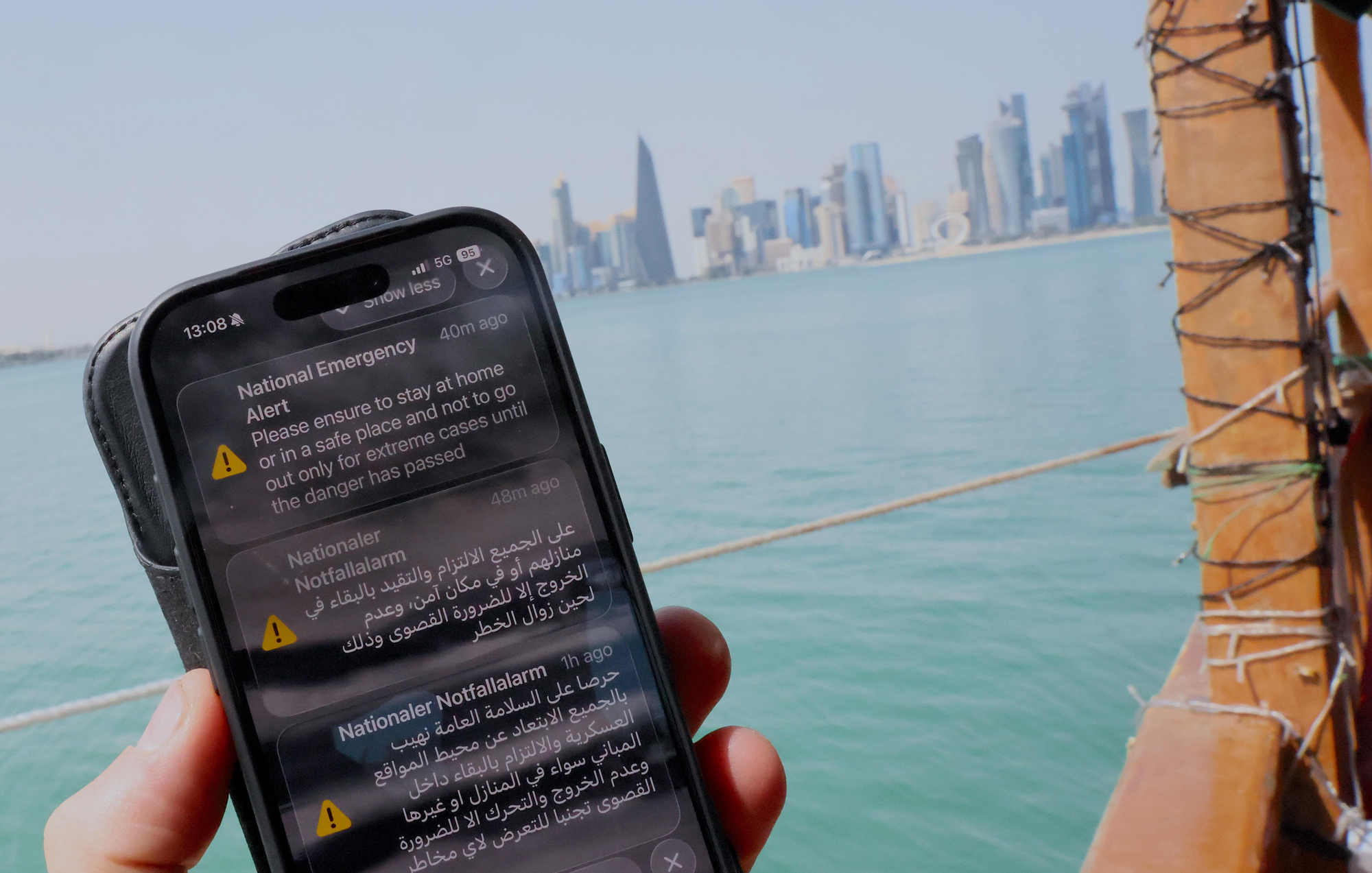 Una captura de pantalla de un teléfono móvil muestra una alerta del Ministerio del Interior de Qatar 