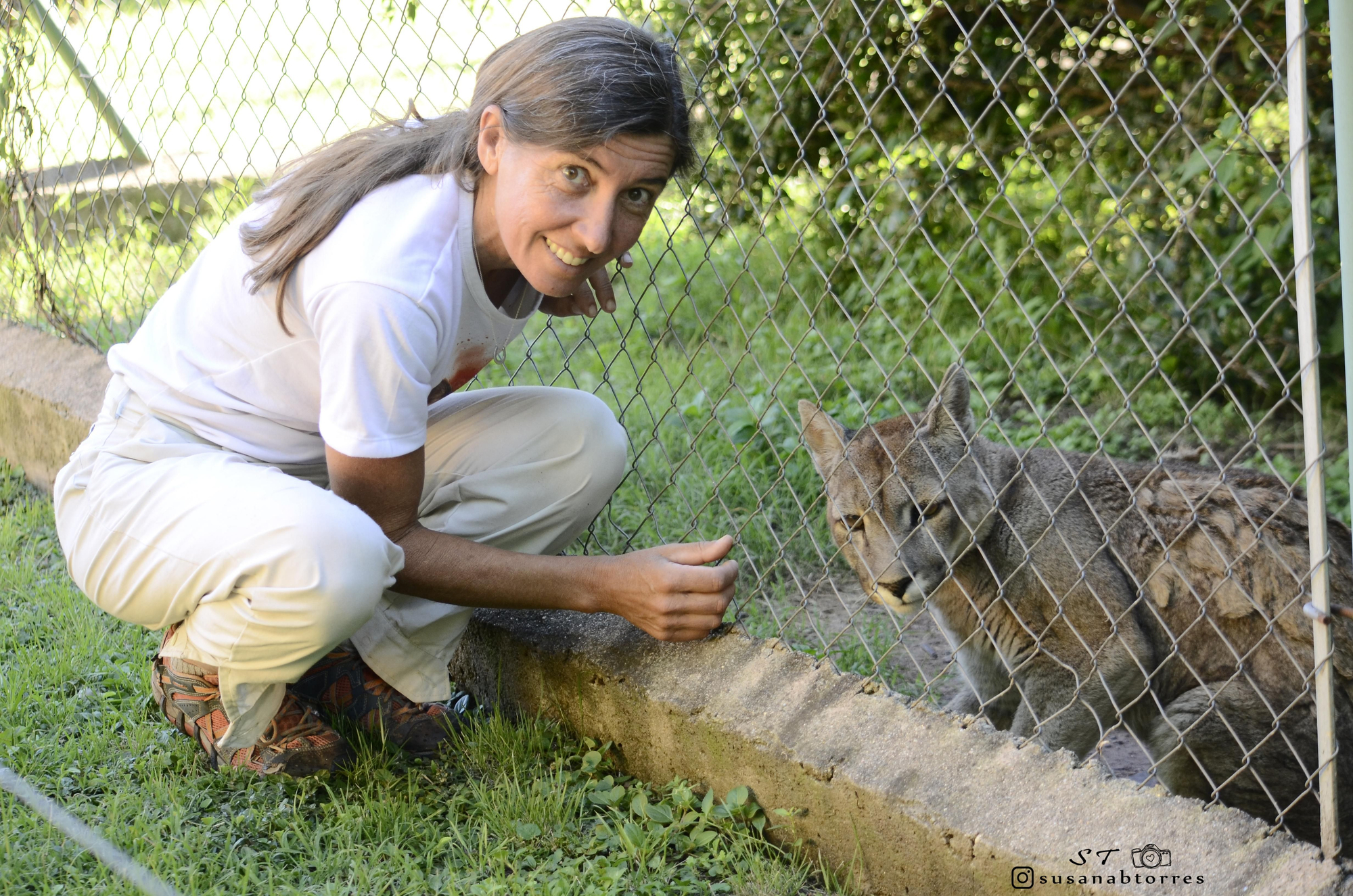 Kai Pacha con Cacu, la primera puma que llegó a sus manos y que ya falleció.