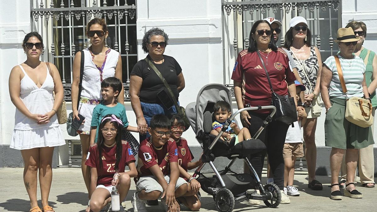 Participantes en el minuto de silencio este 29 de junio de 2026 en Tomelloso (Ciudad Real) tras el terremoto en Venezuela