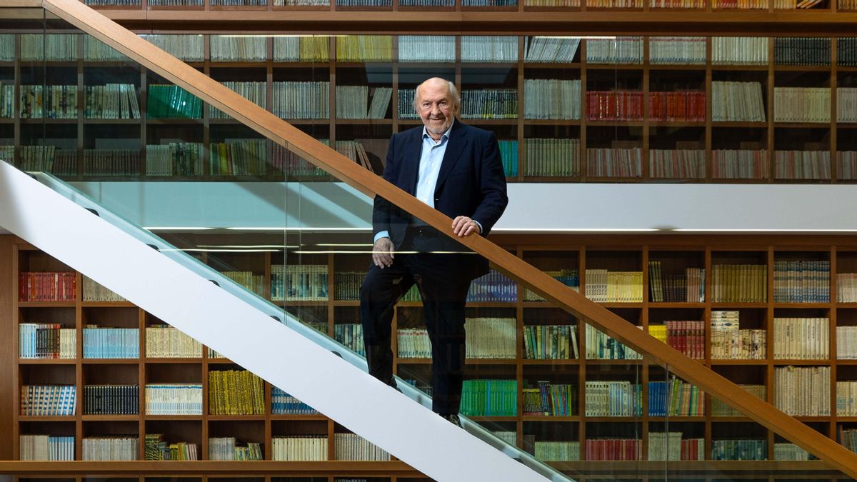 Ricardo Rodrigo, presidente de la editorial RBA, posa en la biblioteca de la empresa en Barcelona.