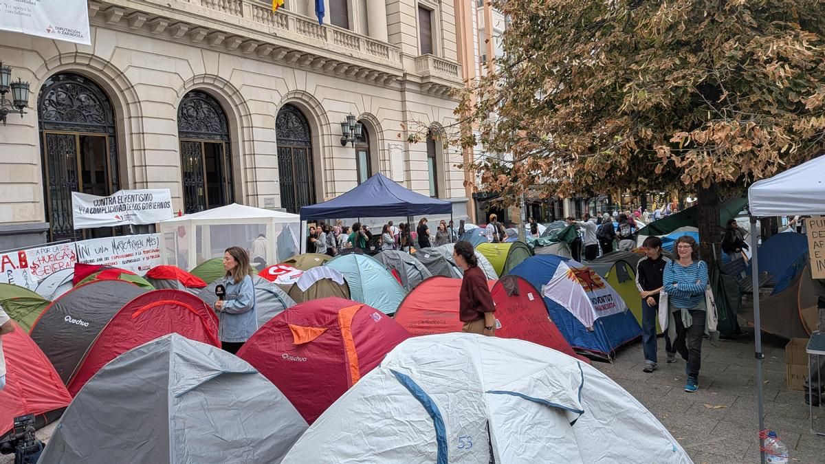 Crece la acampada por la vivienda en Zaragoza: un centenar de personas pasan la noche en el centro de la capital