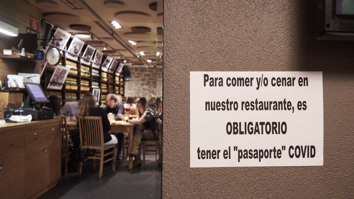 Un establecimiento hostelero pide el pasaporte COVID como requisito para comer.