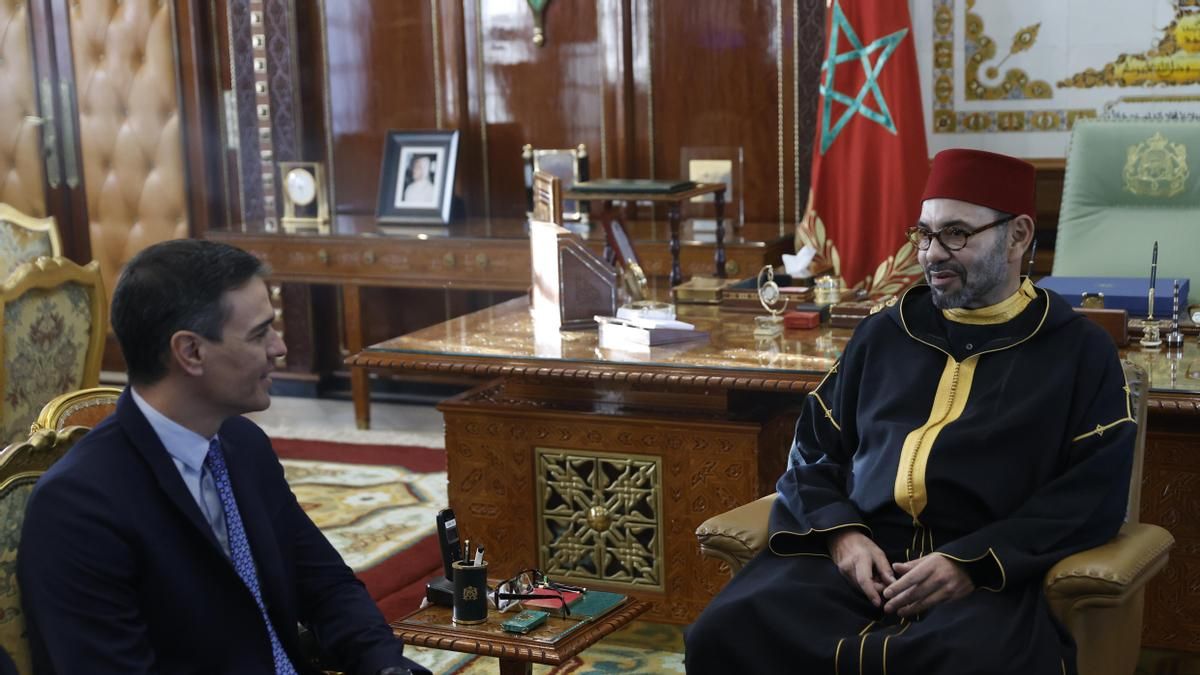 El presidente del Gobierno español, Pedro Sánchez, se reúne con el rey Mohamed VI de Marruecos el 7 de abril de 2022.