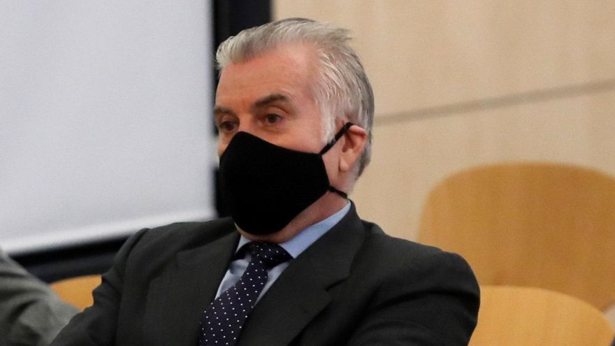 El extesorero del PP Luis Bárcenas (C) sentado en el banquillo de los acusados durante la primera sesión del juicio de los "papeles de Bárcenas". EFE/Juan Carlos Hidalgo